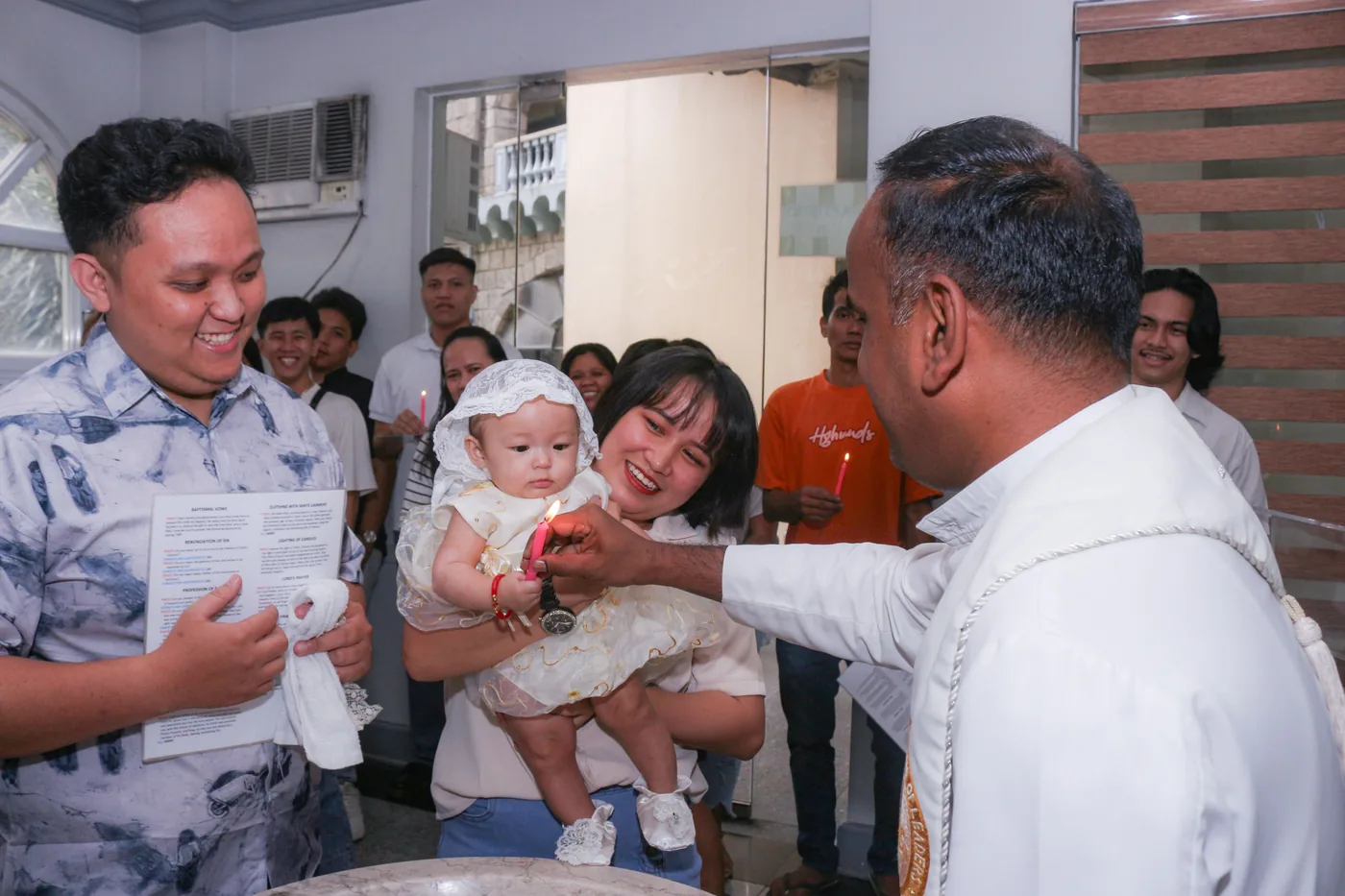 Familia en una celebración de bautizo, imagen representativa