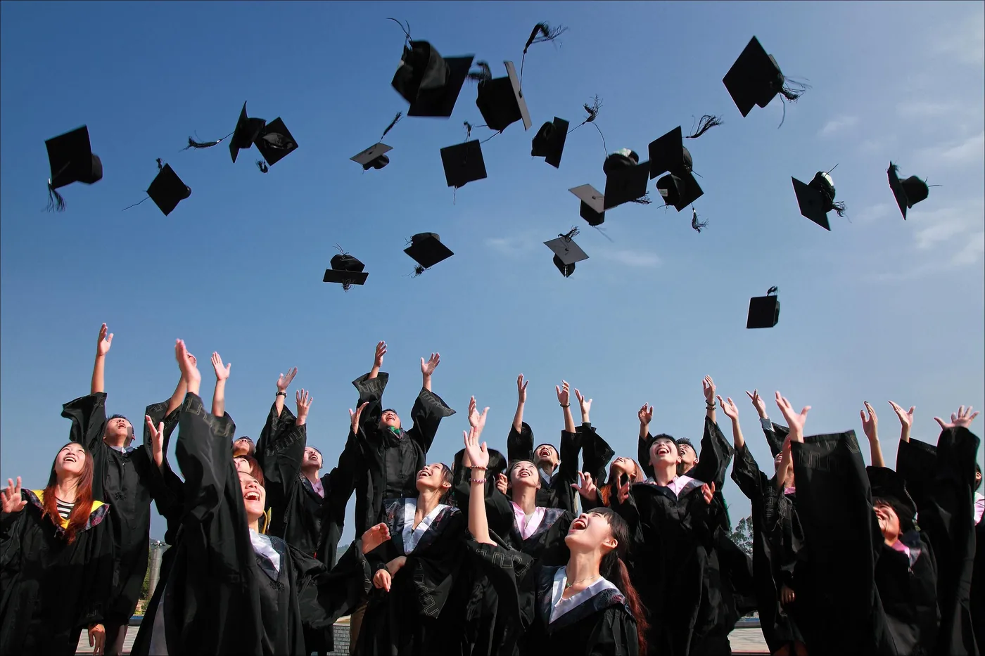 Estudiantes celebrando una graduación, imagen representativa