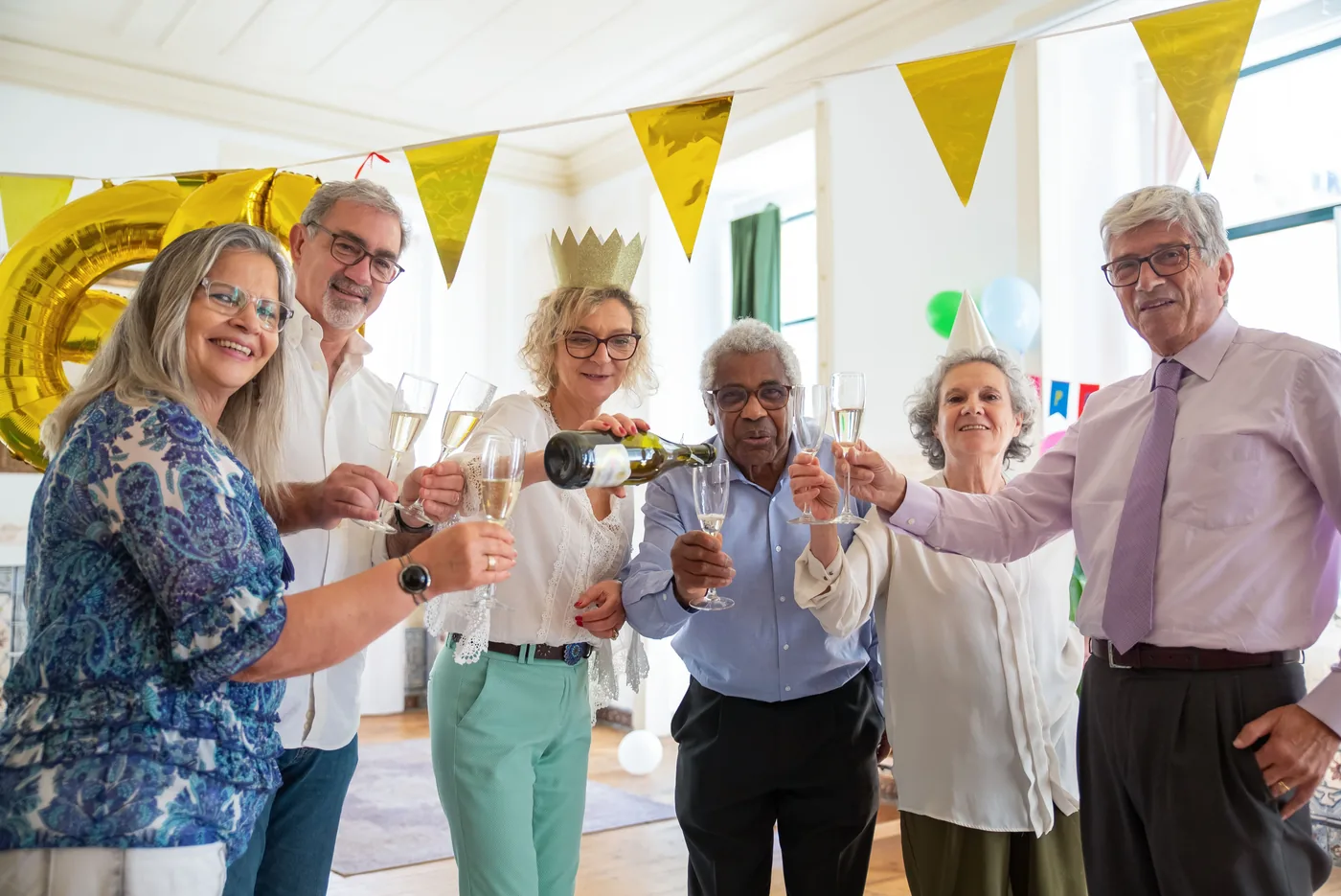 Grupo de adultos mayores compartiendo en una celebración, imagen representativa