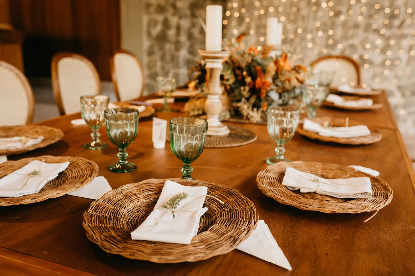 Mesa preparada con vajilla y cristalería