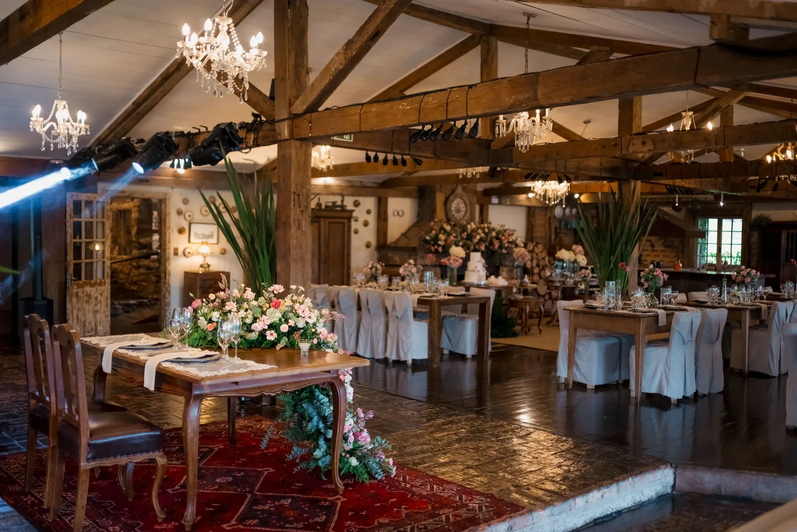 Salón rústico preparado para una celebración